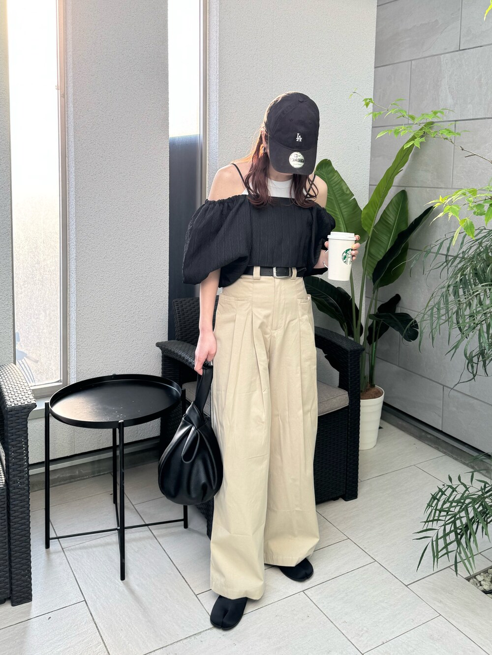 ベージュ系のその他パンツ、ブラック系のサンダル、ブラック系のシャツ/ブラウスを着用したレディースの春コーディネートの2枚目の写真