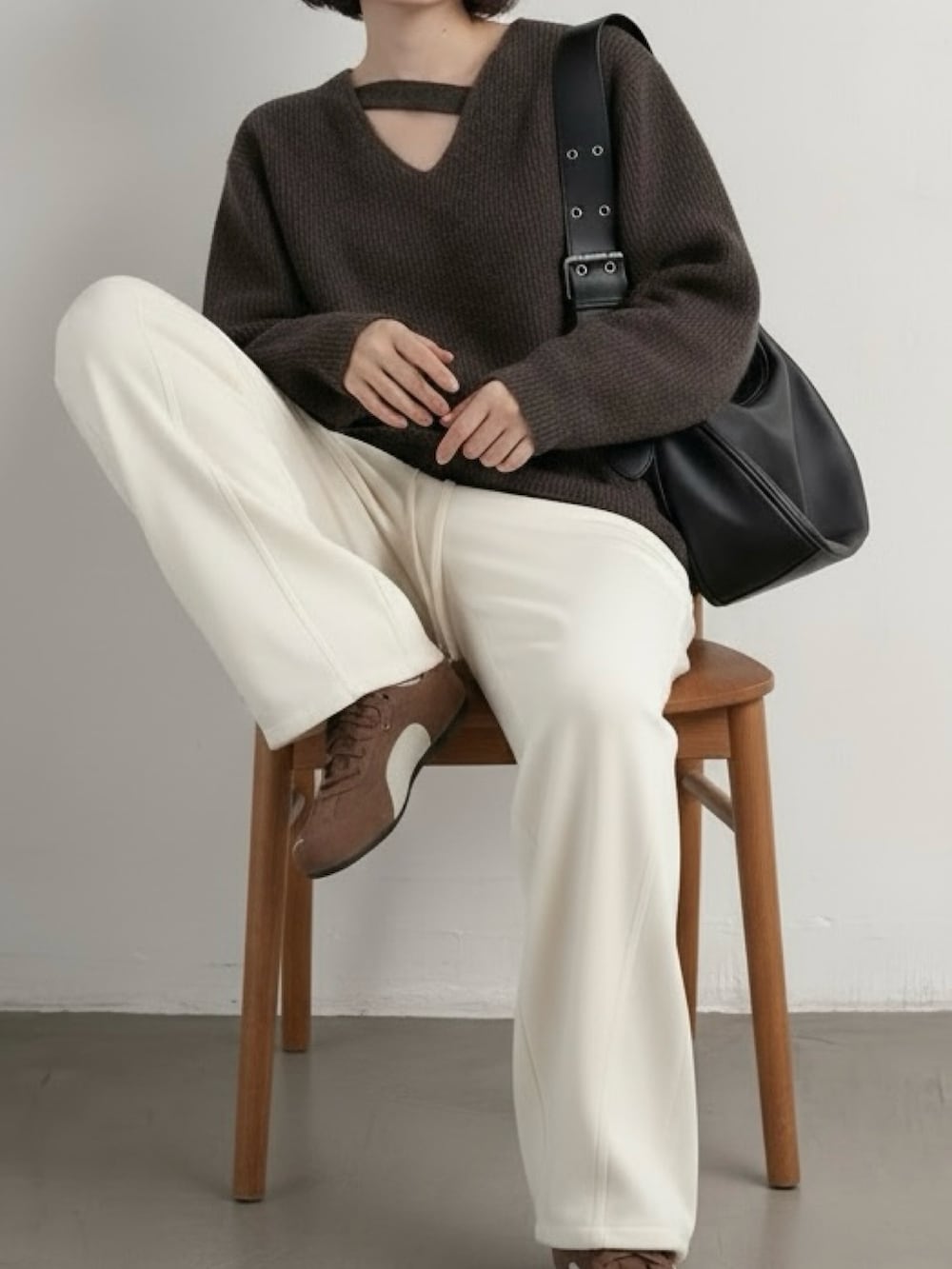 ブラウン系のスニーカー、ブラウン系のニット/セーター、ホワイト系のスウェットパンツを着用したレディースの冬コーディネートの3枚目の写真