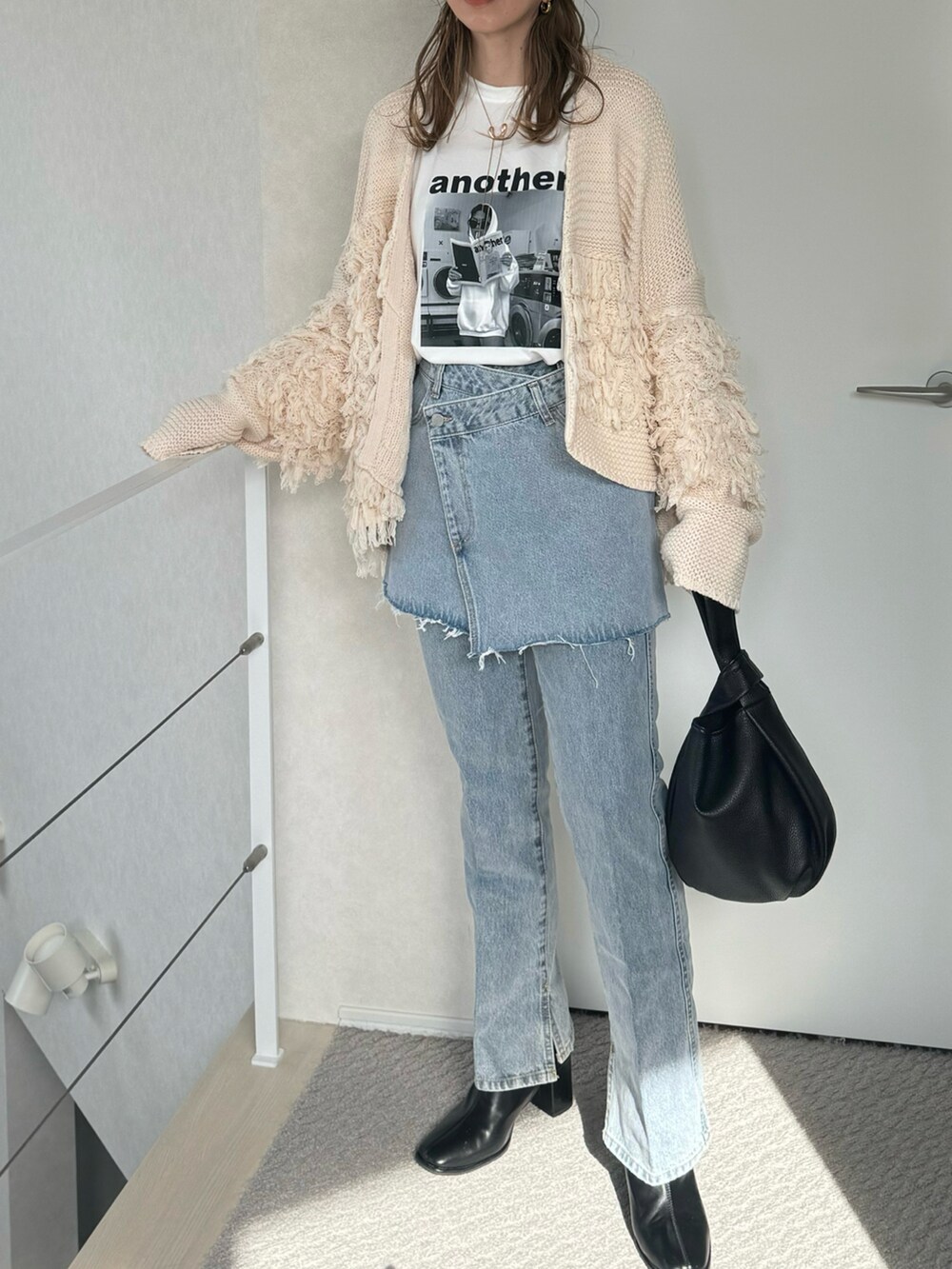 ホワイト系のTシャツ/カットソー、ブルー系のスカート、ブルー系のその他パンツを着用したレディースの冬コーディネートの4枚目の写真