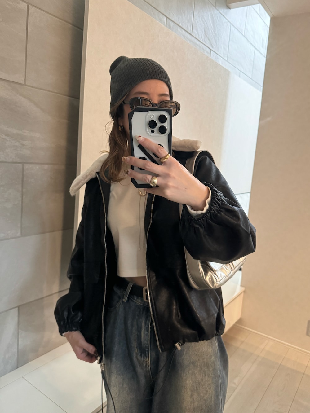 ブラック系のブルゾン、ホワイト系のTシャツ/カットソー、イエロー系のスニーカーを着用したレディースの秋コーディネートの4枚目の写真