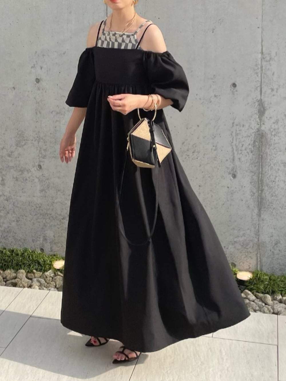 「オフショルダー、オフショルワンピース、Stylevoice for xxx、ワンピース、おでかけコーデ、ブラックコーデ、大人女子、Tストラップサンダル、EVOL(EVOL)、サンダル、夏コーデ、バックシャン、ロングワンピース、STYLEVOICE、Kastane」｜「Stylevoice for xxxのオフショルボリュームスリーブワンピース（ワンピース、ブラック系）」を使った、MISATO さん（レディース・161cm）の春コーディネートの2枚目の写真