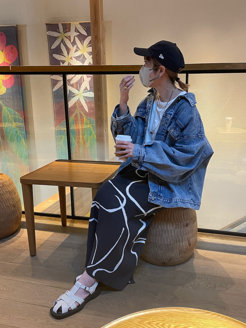 ホワイト系のTシャツ/カットソー、グレー系のスカート、ホワイト系のサンダルを着用したレディースの春コーディネートの2枚目の写真