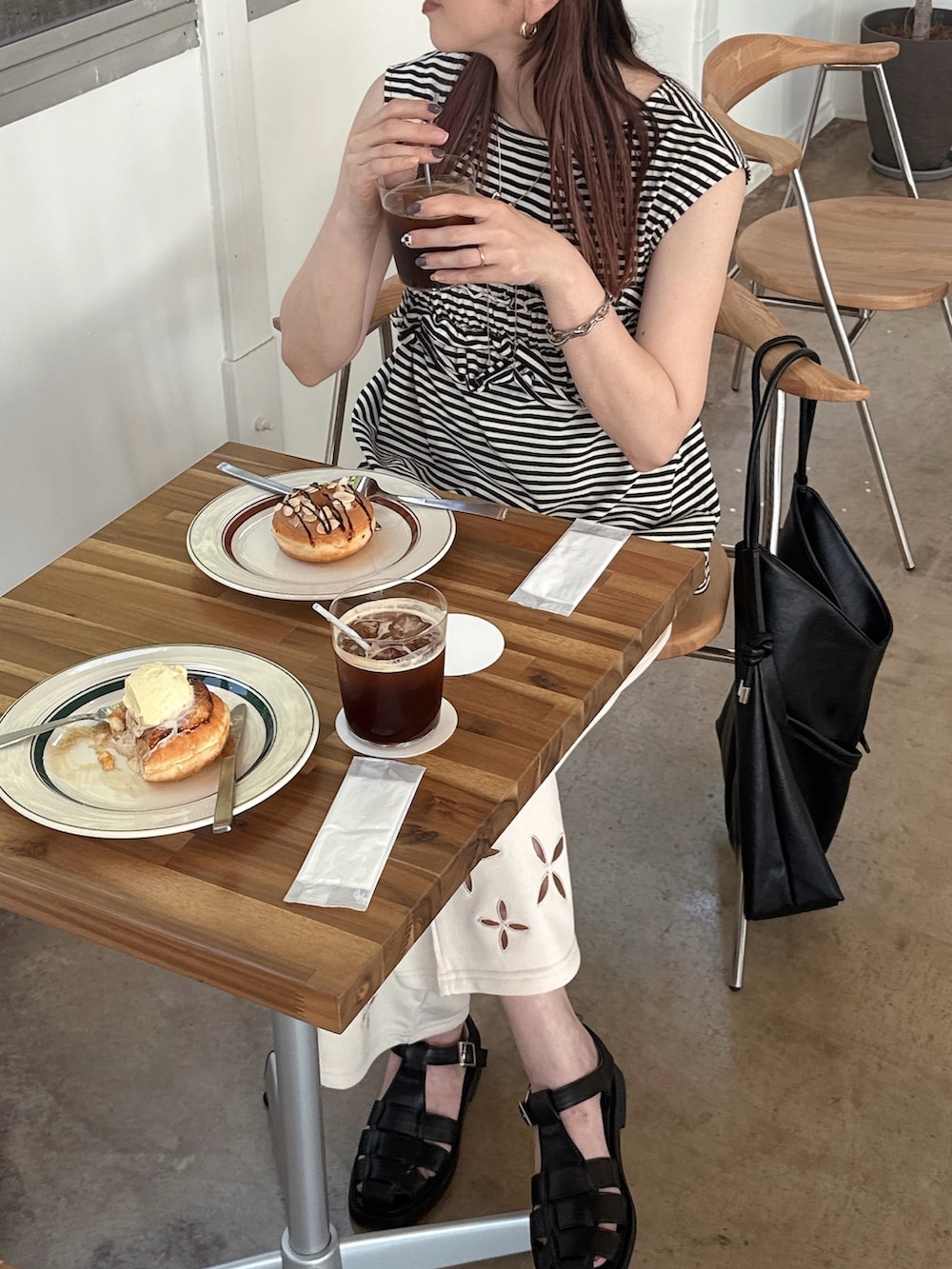 ホワイト系のスウェットパンツ、ブラック系のTシャツ/カットソー、ブラック系のショルダーバッグを着用したレディースの夏コーディネートの4枚目の写真