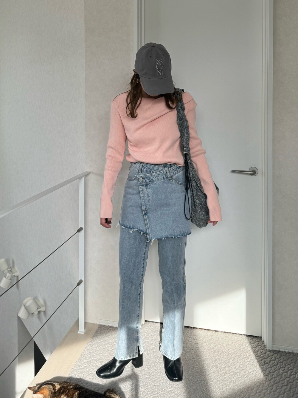 ピンク系のニット/セーター、ブルー系のその他パンツ、ブルー系のスカートを着用したレディースの冬コーディネートの2枚目の写真