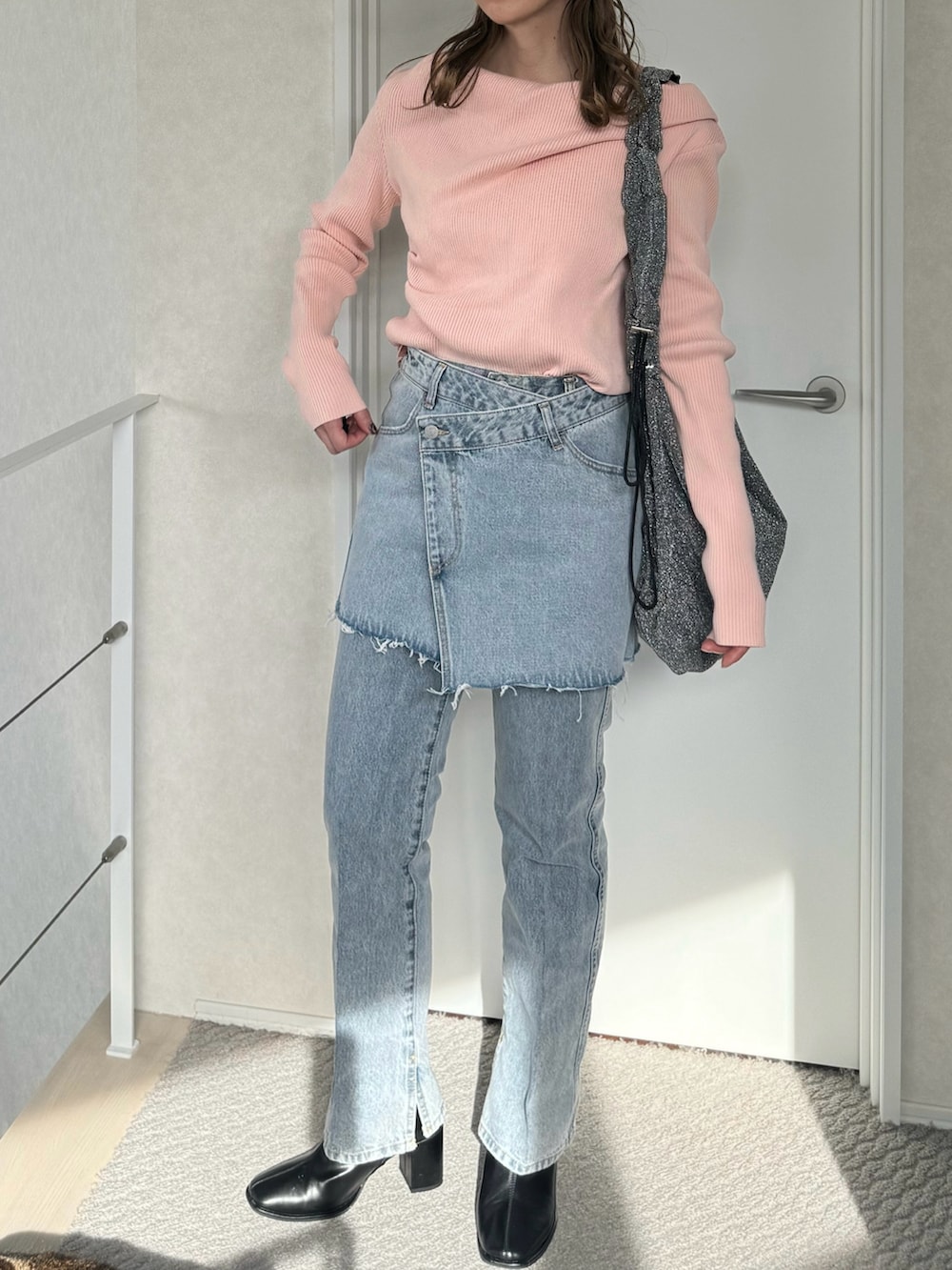 ピンク系のニット/セーター、ブルー系のその他パンツ、ブルー系のスカートを着用したレディースの冬コーディネートの4枚目の写真