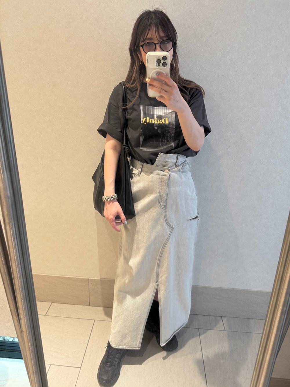 ブラック系のショルダーバッグ、グレー系のTシャツ/カットソー、グレー系のデニムスカートを着用したレディースの夏コーディネートの3枚目の写真