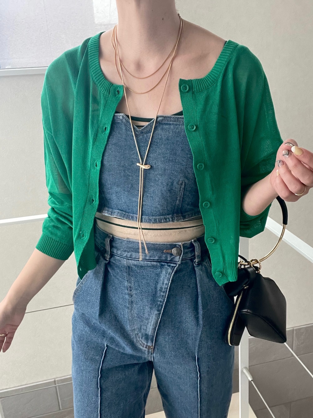 グリーン系のカーディガン/ボレロ、ブルー系のその他トップス、ブルー系のデニムパンツを着用したレディースの春コーディネートの4枚目の写真