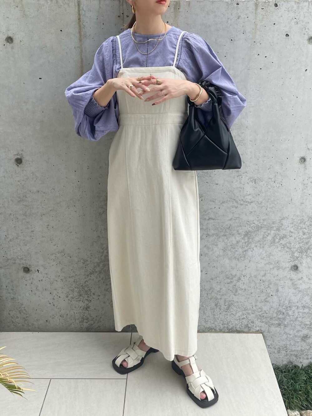 ブルー系のシャツ/ブラウス、ブラック系のショルダーバッグ、ホワイト系のサンダルを着用したレディースの夏コーディネートの2枚目の写真