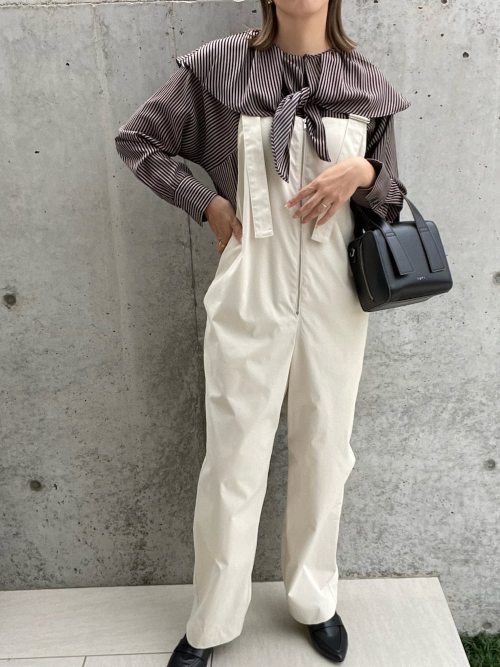 ブルー系のシャツ/ブラウス、ホワイト系のサロペット/オーバーオール、ブラック系のボストンバッグを着用したレディースの秋コーディネートの2枚目の写真