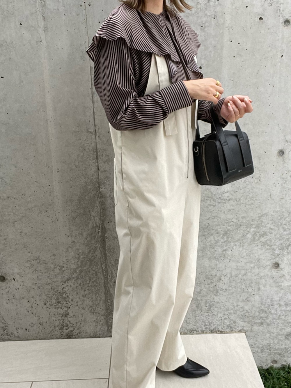 ブルー系のシャツ/ブラウス、ホワイト系のサロペット/オーバーオール、ブラック系のボストンバッグを着用したレディースの秋コーディネートの3枚目の写真