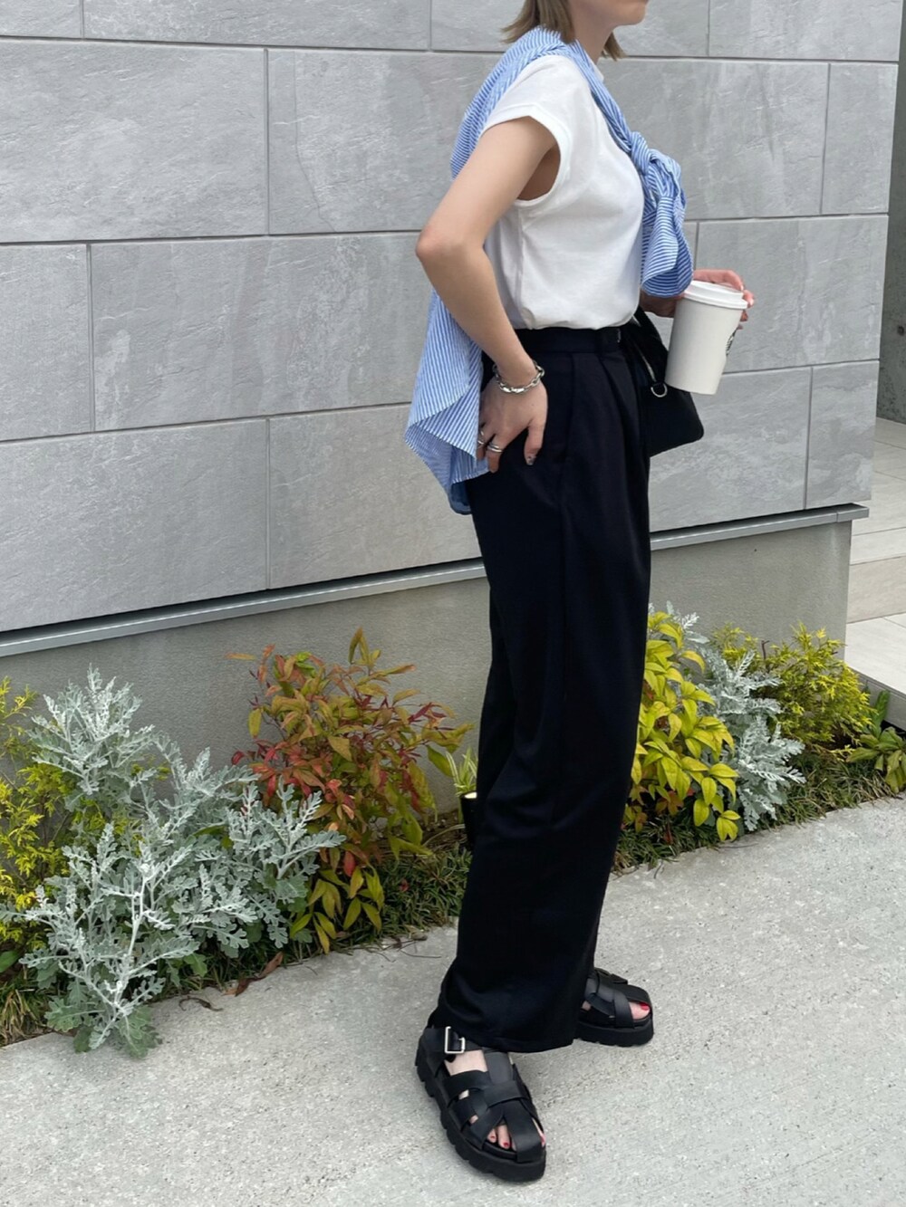 ブラック系のその他パンツ、ブラック系のサンダル、ブラック系のボストンバッグを着用したレディースの春コーディネートの4枚目の写真