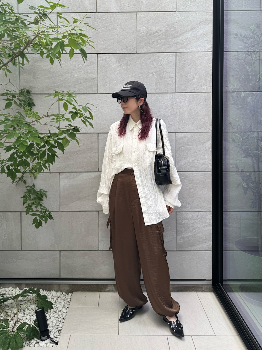 ブラウン系のその他パンツ、ブラック系のボストンバッグ、ブラック系のパンプスを着用したレディースの秋コーディネートの3枚目の写真