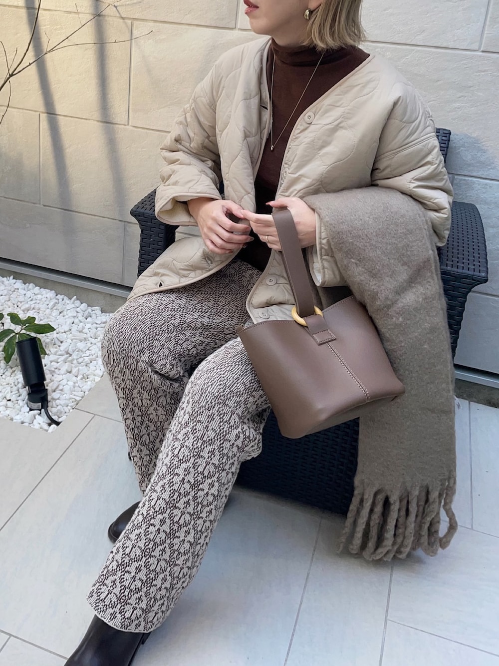 ベージュ系のブルゾン、ブラウン系のTシャツ/カットソー、ベージュ系のその他パンツを着用したレディースの秋コーディネートの4枚目の写真