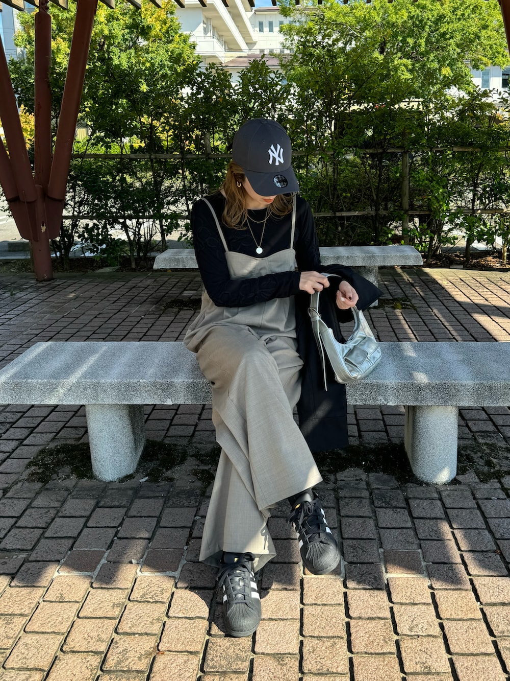 ブラック系のその他アウター、シルバー系のショルダーバッグ、ブラック系のTシャツ/カットソーを着用したレディースの秋コーディネートの4枚目の写真