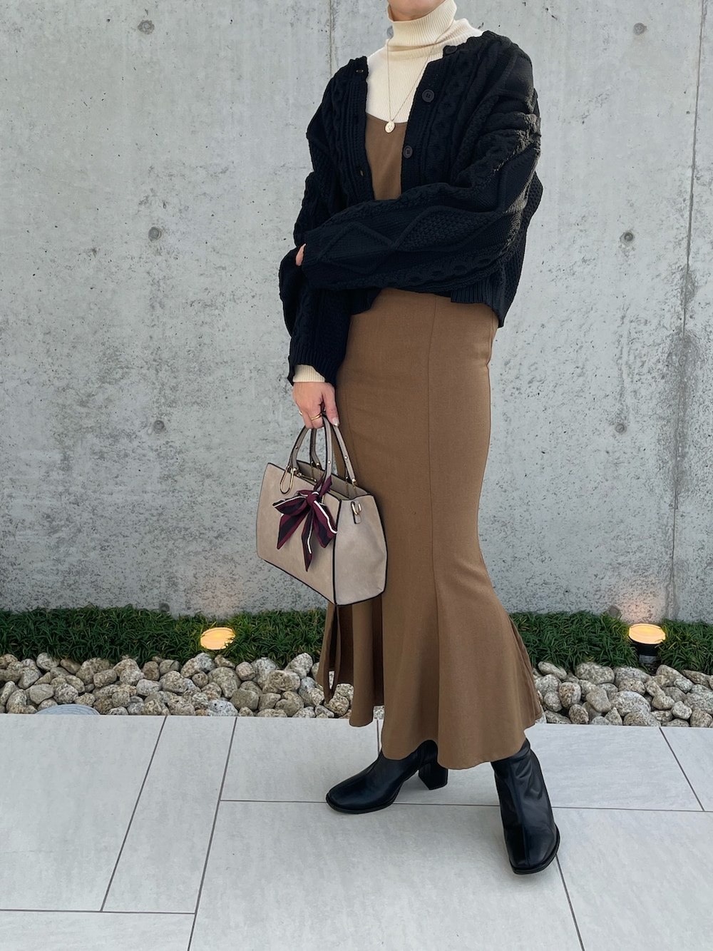 「サックスバー(SAC'S BAR)、マーメイドワンピース、キャミワンピ、ショートカーディガン、ケーブルニット、タートルネック、y/m、きれいめカジュアル、ブーツ、ショートブーツ、秋コーデ、LAUIR、韓国ファッション、プチプラ、レイヤードスタイル」|「SAC’S BARのアイテム(バッグ、ベージュ系)」を使った、MISATO さん(レディース・161cm)の秋コーディネートの2枚目の写真