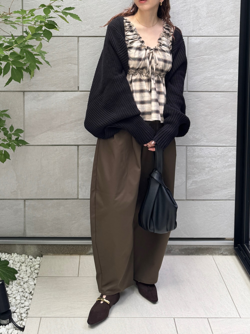 ブラウン系のシャツ/ブラウス、ブラウン系のパンプス、ブラウン系のその他パンツを着用したレディースの秋コーディネートの3枚目の写真