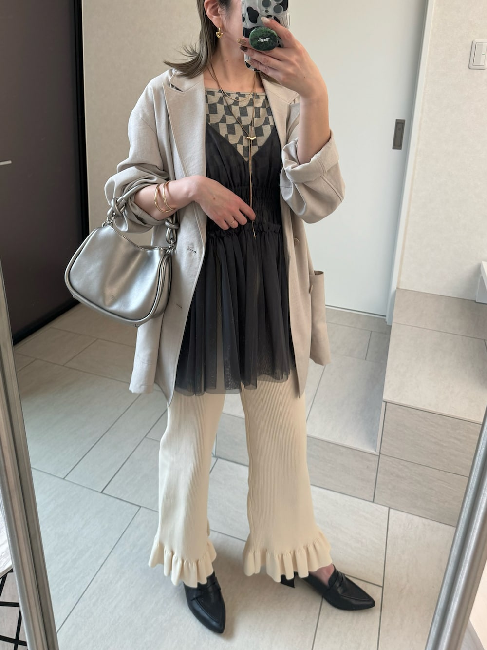 ホワイト系のその他パンツ、シルバー系のショルダーバッグ、グレー系のキャミソールを着用したレディースの春コーディネートの2枚目の写真
