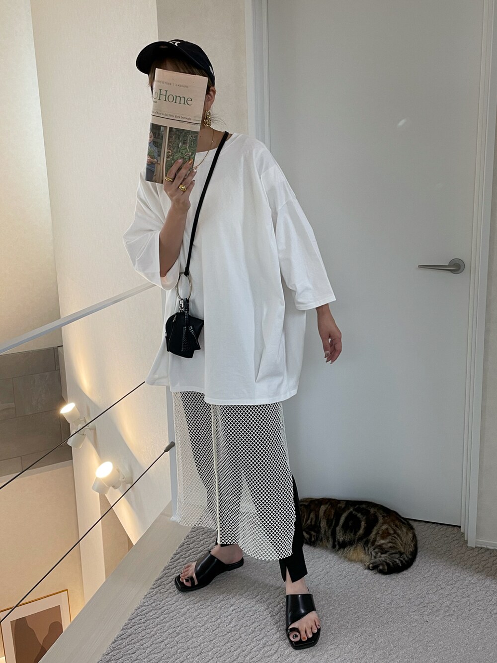 ホワイト系のTシャツ/カットソー、ホワイト系のベスト、ブラック系のその他パンツを着用したレディースの夏コーディネートの4枚目の写真