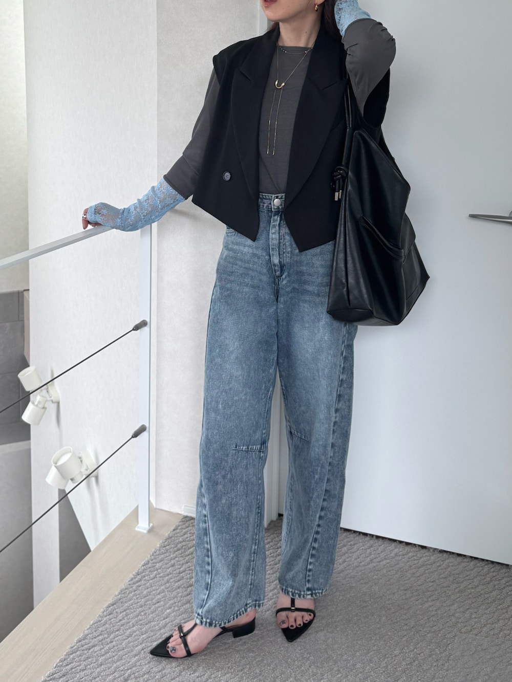 グレー系のTシャツ/カットソー、ブラック系のショルダーバッグ、ブラック系のサンダルを着用したレディースの春コーディネートの2枚目の写真