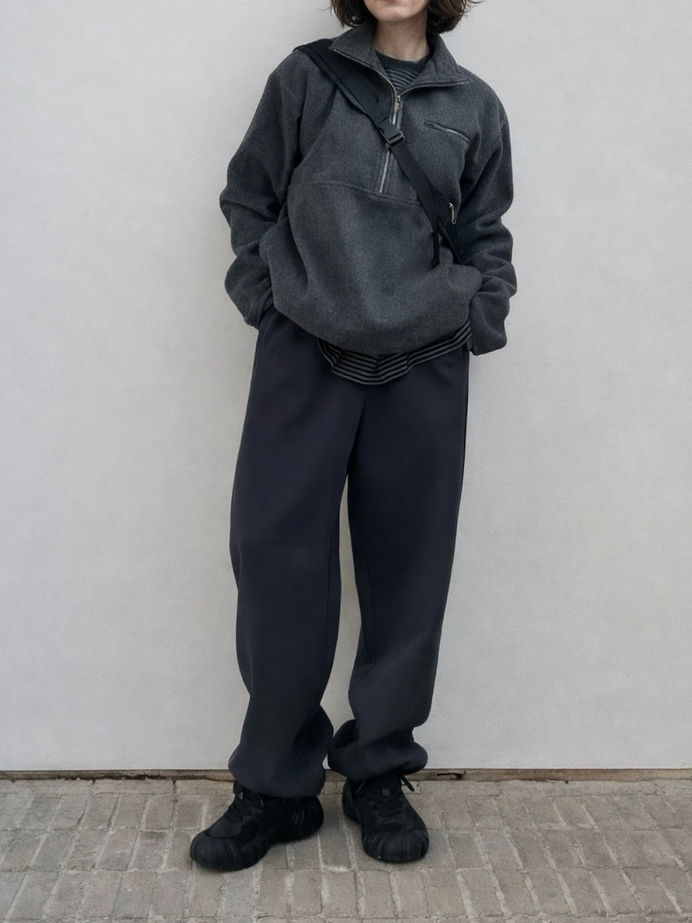 グレー系のその他トップス、ブルー系のTシャツ/カットソー、グレー系のスウェットパンツを着用したレディースの冬コーディネートの2枚目の写真