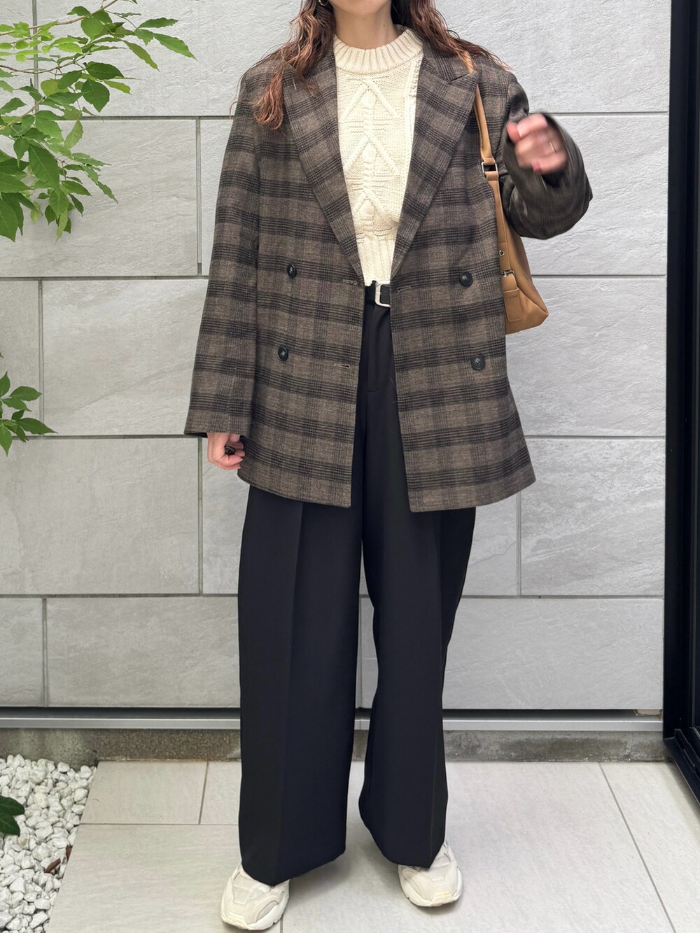 ブラック系のその他パンツ、イエロー系のショルダーバッグ、その他のテーラードジャケットを着用したレディースの秋コーディネートの4枚目の写真