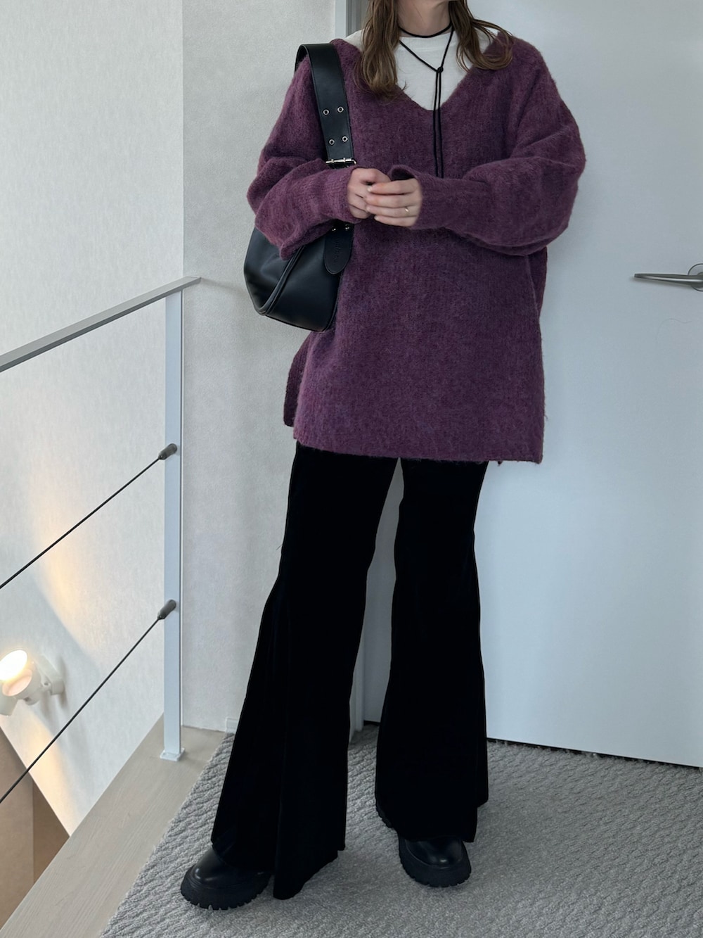 ブラック系のその他パンツ、ブラック系のハンドバッグ、ブラック系のブーツを着用したレディースの冬コーディネートの4枚目の写真