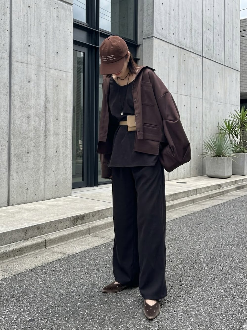 ブラック系のシャツ/ブラウス、ベージュ系のパンプス、ブラウン系のシャツ/ブラウスを着用したレディースの秋コーディネートの2枚目の写真