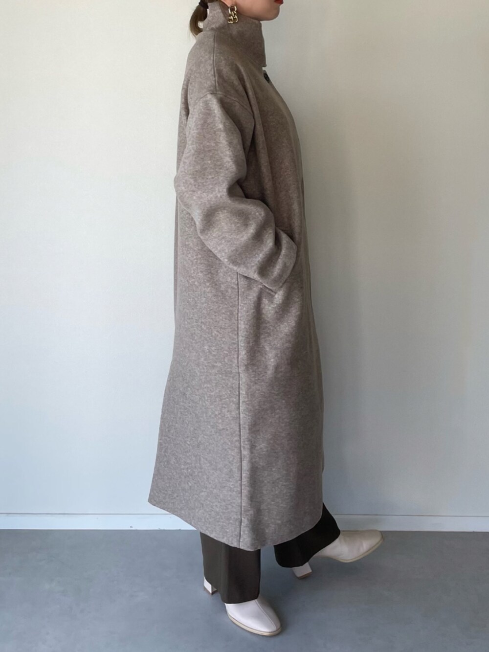 ブラウン系のその他アウター、ベージュ系のショルダーバッグ、ホワイト系のブーツを着用したレディースの秋コーディネートの3枚目の写真