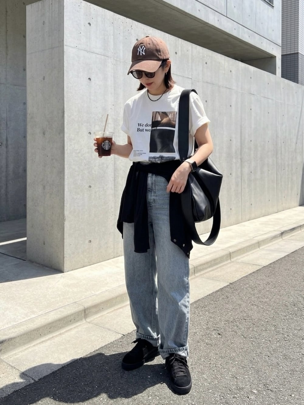 ブラック系のスニーカーを着用したレディースの夏コーディネートの2枚目の写真