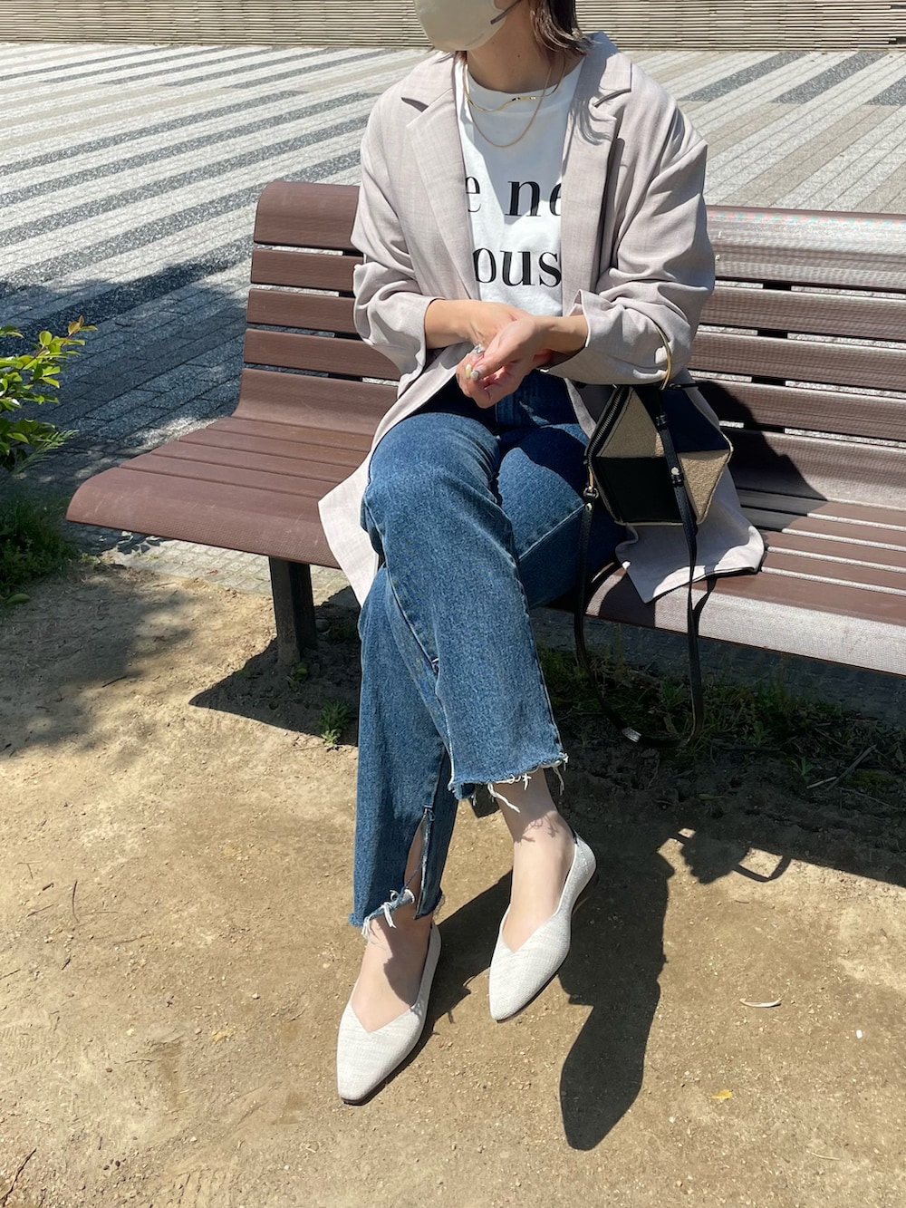 ベージュ系のその他シューズ、ホワイト系のTシャツ/カットソー、ベージュ系のテーラードジャケットを着用したレディースの春コーディネートの3枚目の写真