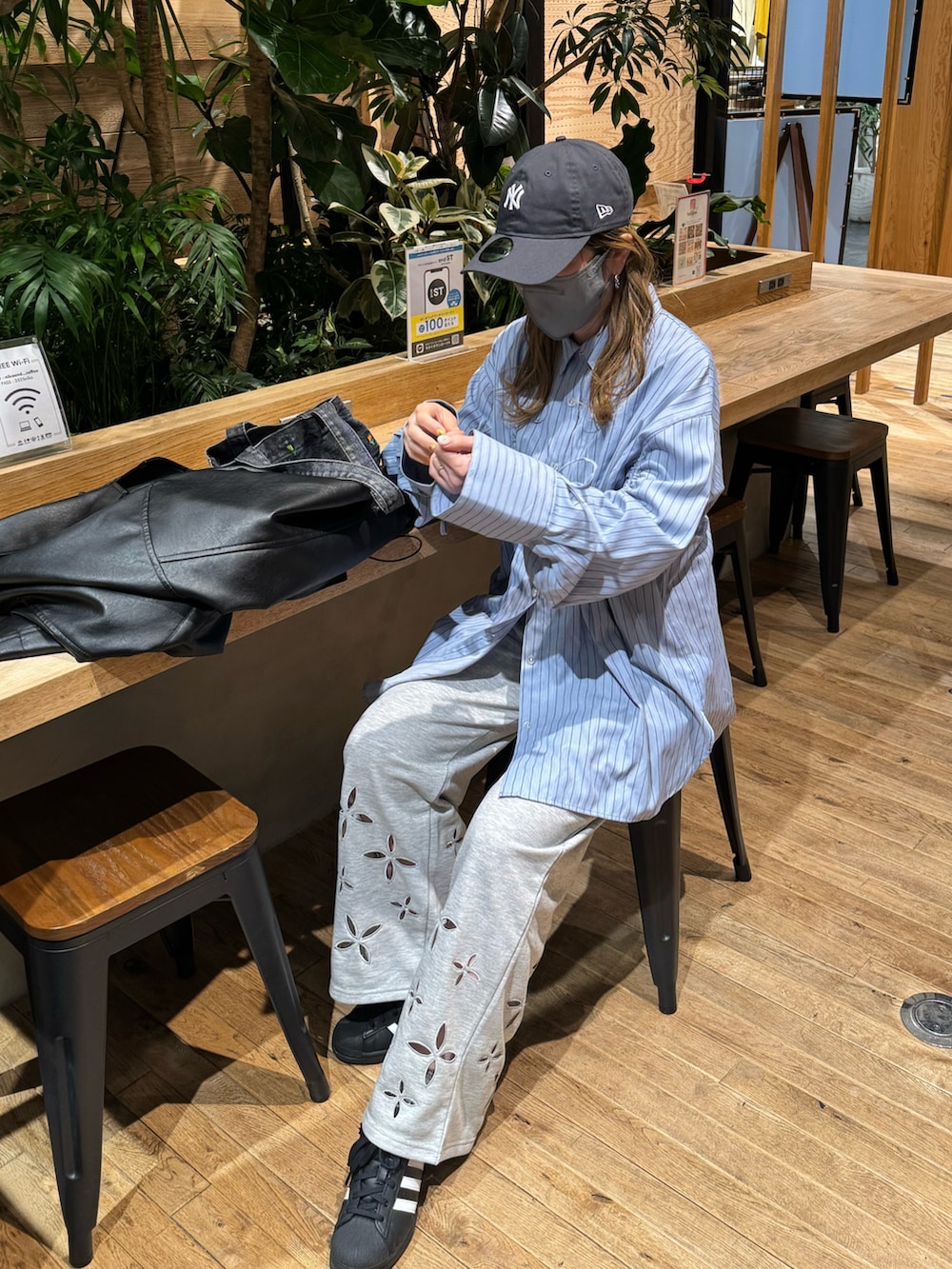 ブルー系のシャツ/ブラウス、グレー系のスウェットパンツ、ブラック系のスニーカーを着用したレディースの春コーディネートの2枚目の写真