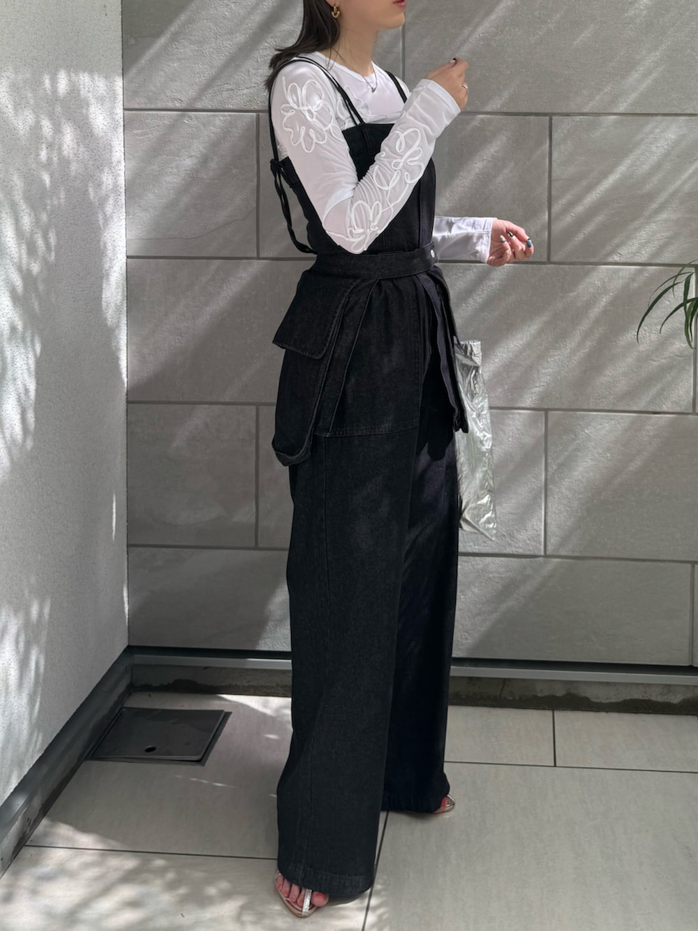 ブラック系のサロペット/オーバーオール、シルバー系のトートバッグ、シルバー系のサンダルを着用したレディースの夏コーディネートの3枚目の写真