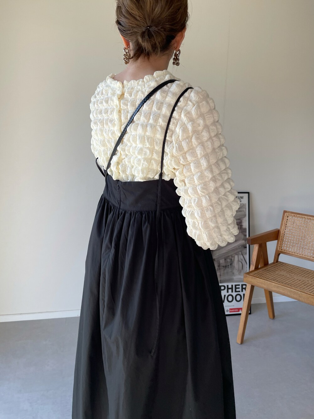 ホワイト系のカーディガン/ボレロ、ブラック系のワンピース、ブラック系のショルダーバッグを着用したレディースの春コーディネートの3枚目の写真