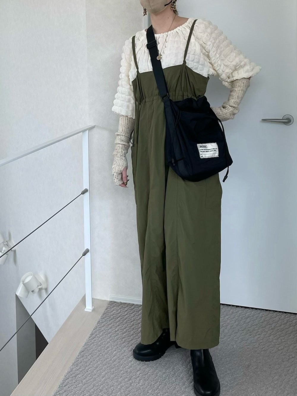 グリーン系のワンピース、ブラック系のショルダーバッグ、ホワイト系のTシャツ/カットソーを着用したレディースの春コーディネートの3枚目の写真