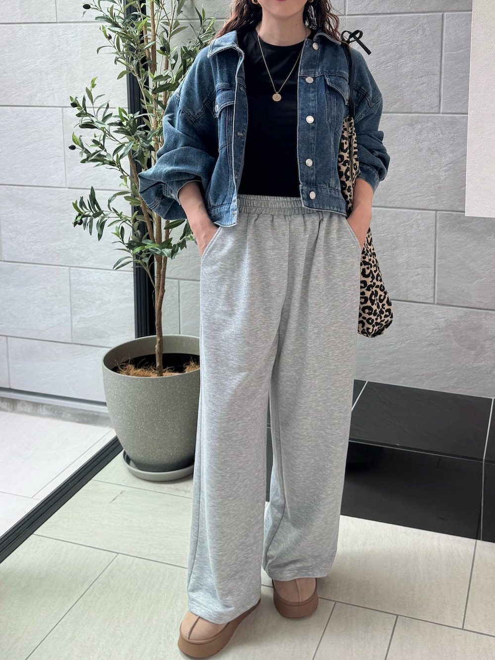 ブルー系のデニムジャケット、ブルー系のキャップを着用したレディースの秋コーディネートの2枚目の写真