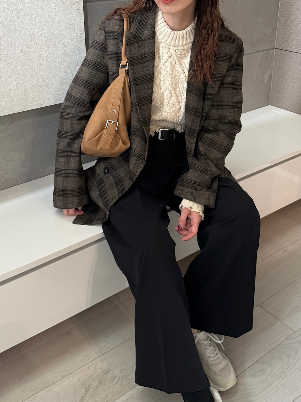 ブラック系のその他パンツ、イエロー系のショルダーバッグ、その他のテーラードジャケットを着用したレディースの秋コーディネートの3枚目の写真