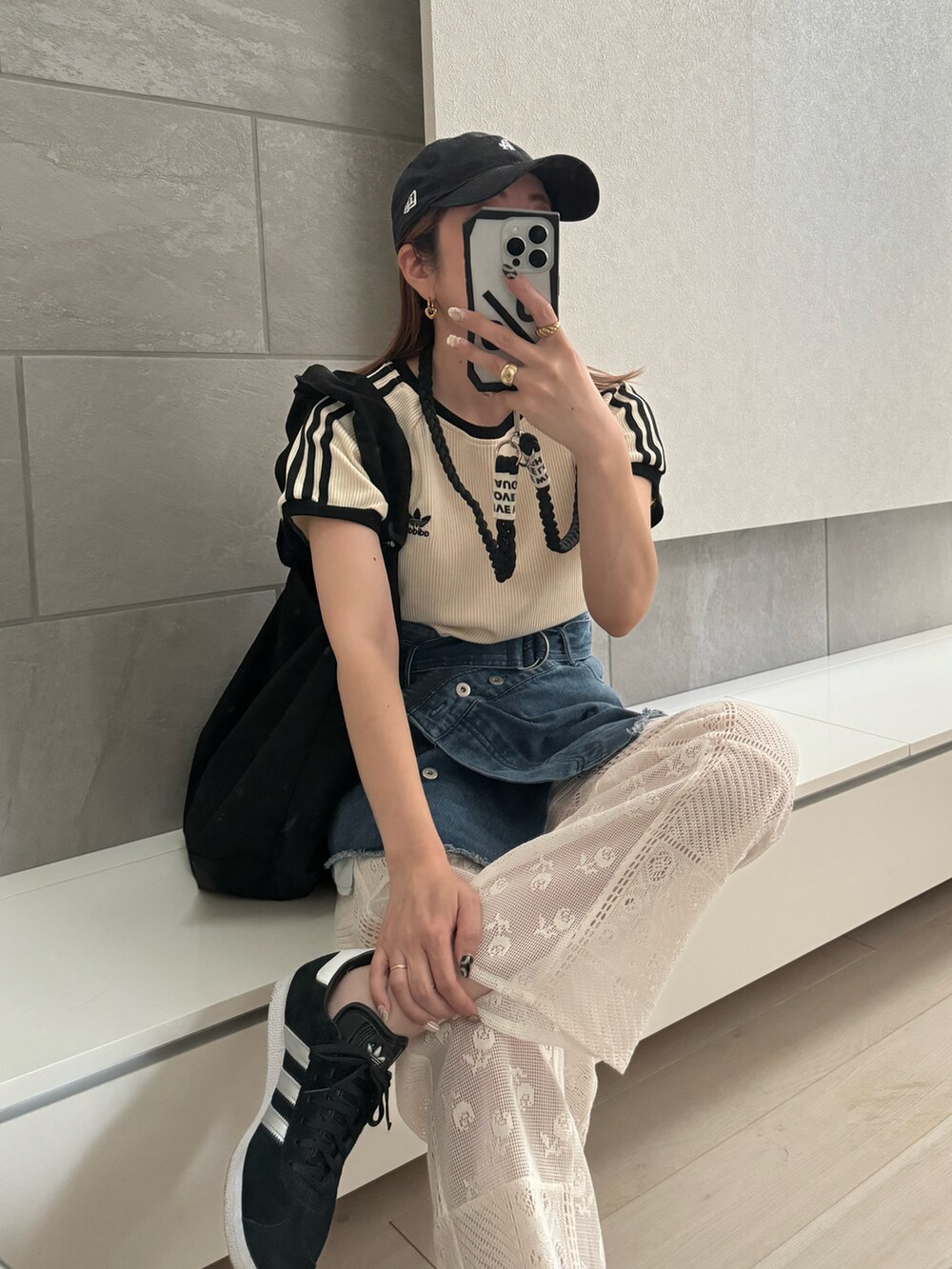 ホワイト系のTシャツ/カットソー、ブラック系のスニーカー、ブラック系のショルダーバッグを着用したレディースの夏コーディネートの5枚目の写真