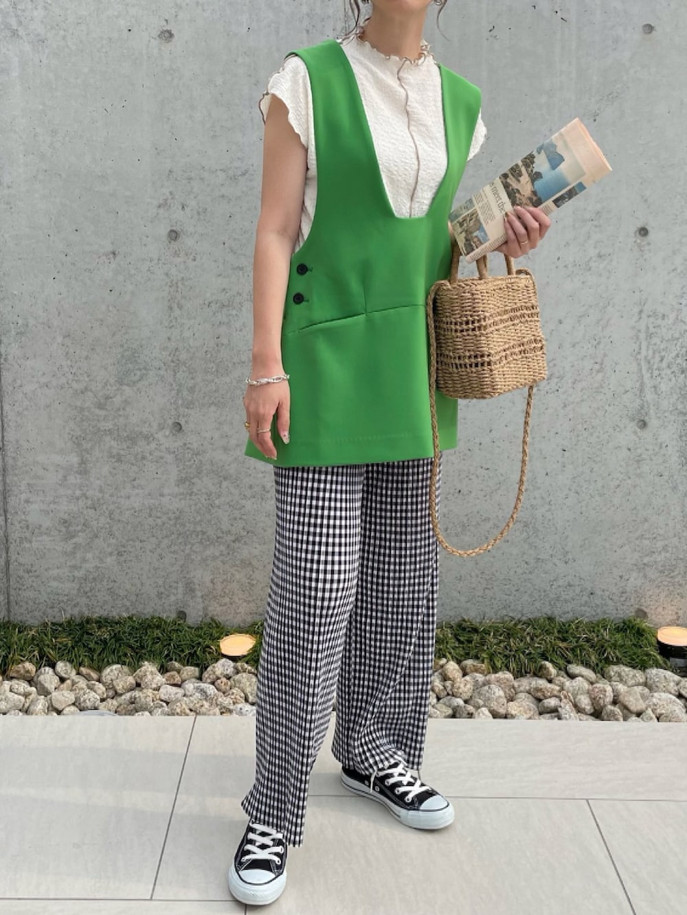 ブラック系のその他パンツ、グリーン系のその他トップス、ブラック系のスニーカーを着用したレディースの夏コーディネートの2枚目の写真