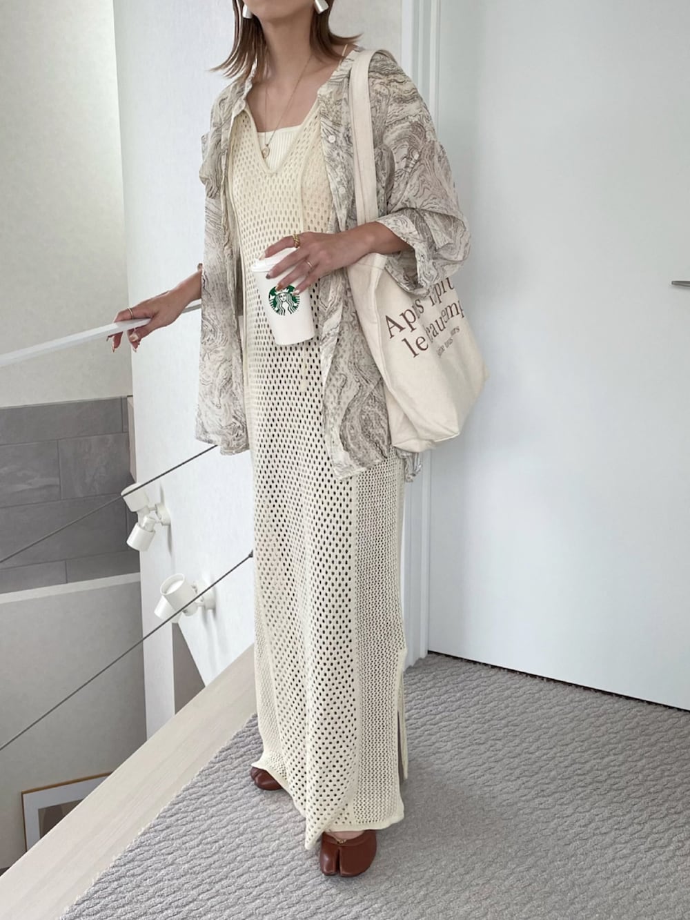 ブラック系のワンピース、ホワイト系のワンピース、グレー系のその他トップスを着用したレディースの夏コーディネートの2枚目の写真