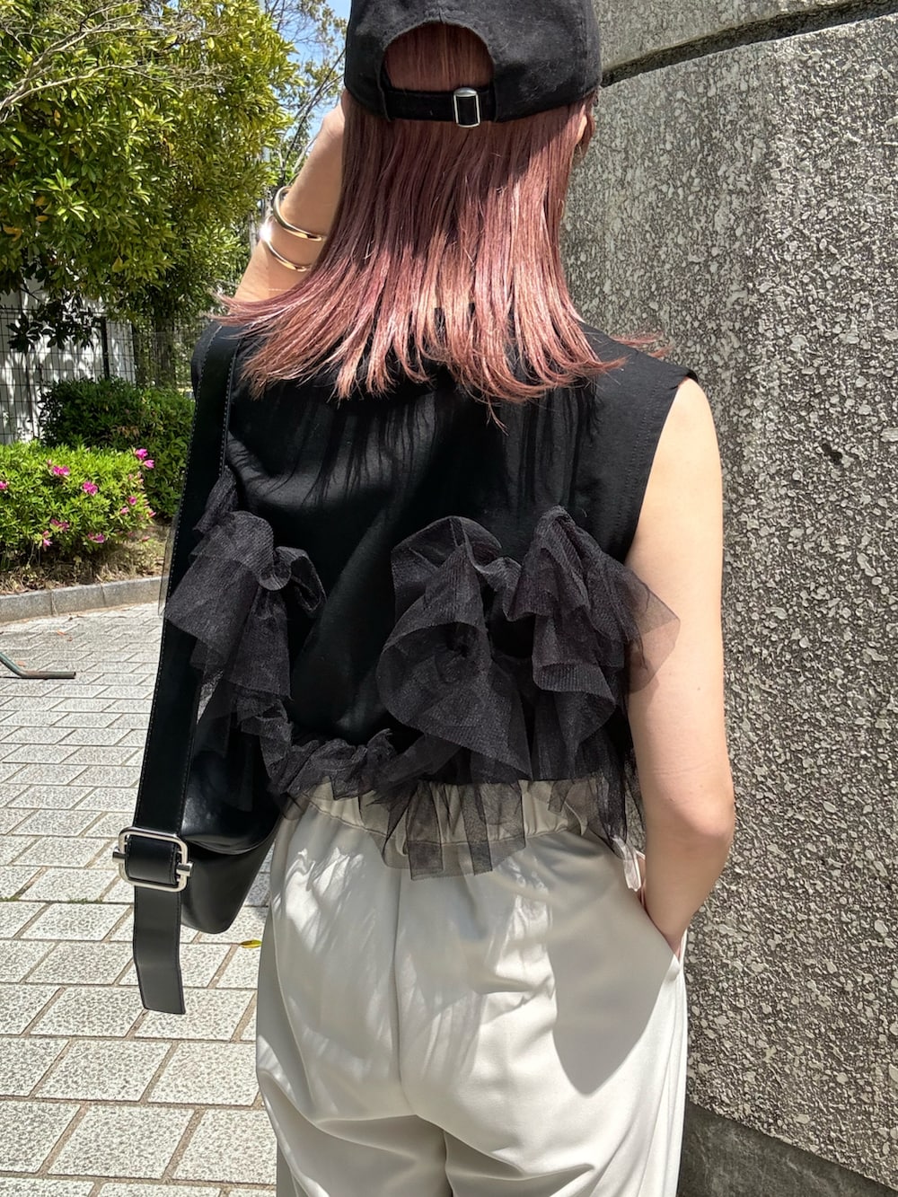 ブラック系のタンクトップ、ホワイト系のその他パンツ、ブラック系のサンダルを着用したレディースの春コーディネートの5枚目の写真