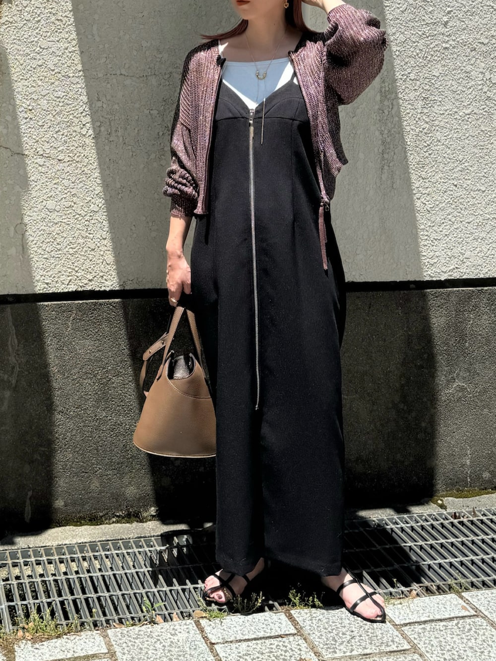 ブラウン系のカーディガン/ボレロ、ブラック系のワンピース、ブラック系のサンダルを着用したレディースの夏コーディネートの4枚目の写真