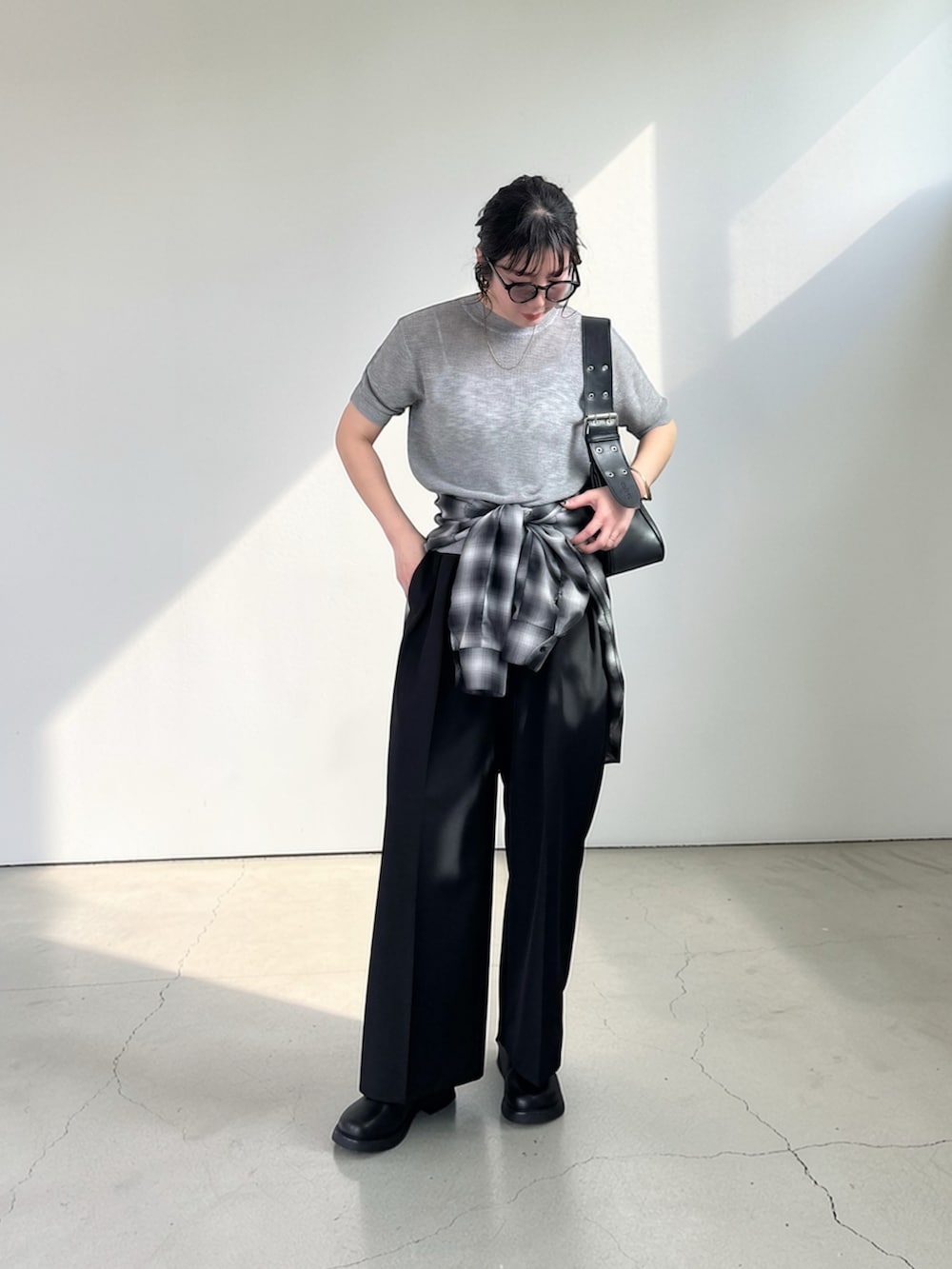 ブラック系のシャツ/ブラウス、グレー系のニット/セーター、ブラック系のその他パンツを着用したレディースの春コーディネートの3枚目の写真