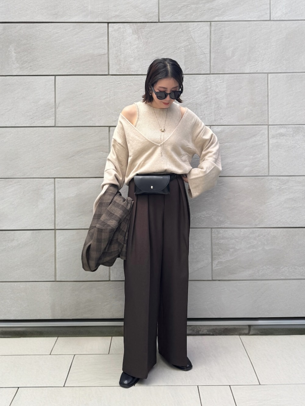 その他のテーラードジャケット、ブラック系のボディバッグ/ウエストポーチ、ブラウン系のその他パンツを着用したレディースの春コーディネートの2枚目の写真