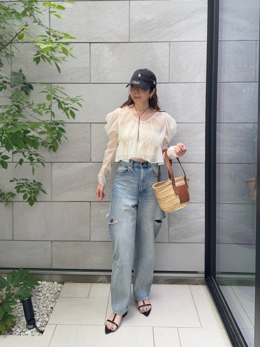 ホワイト系のシャツ/ブラウス、ブラック系のサンダル、ブラウン系のトートバッグを着用したレディースの春コーディネートの2枚目の写真