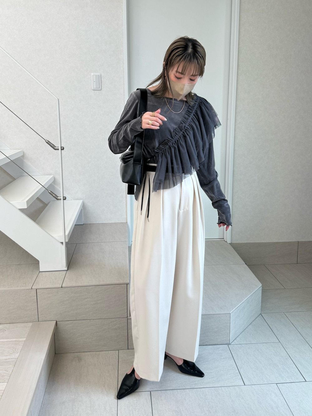 グレー系のTシャツ/カットソー、ホワイト系のその他パンツ、ブラック系のパンプスを着用したレディースの春コーディネートの3枚目の写真