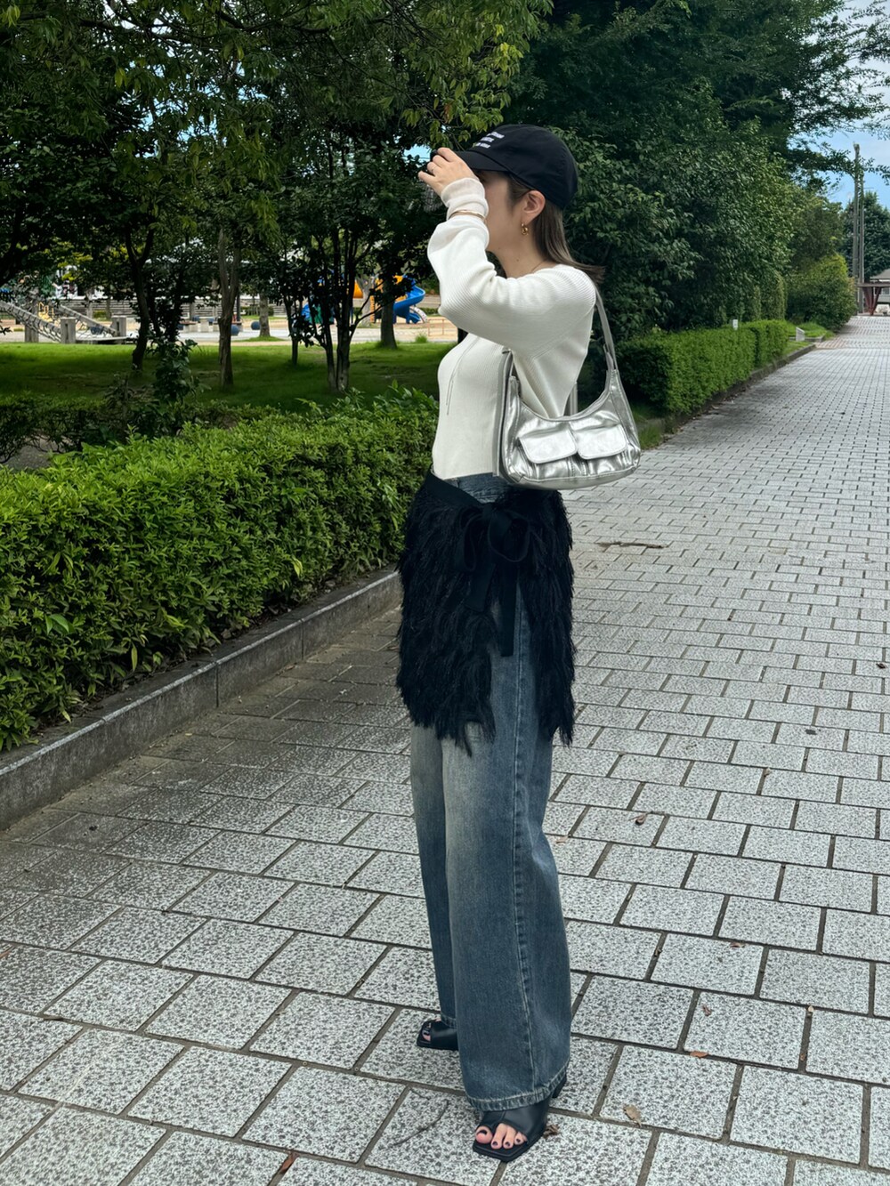 ブラック系のスカート、ブルー系のデニムパンツ、ホワイト系のTシャツ/カットソーを着用したレディースの夏コーディネートの3枚目の写真