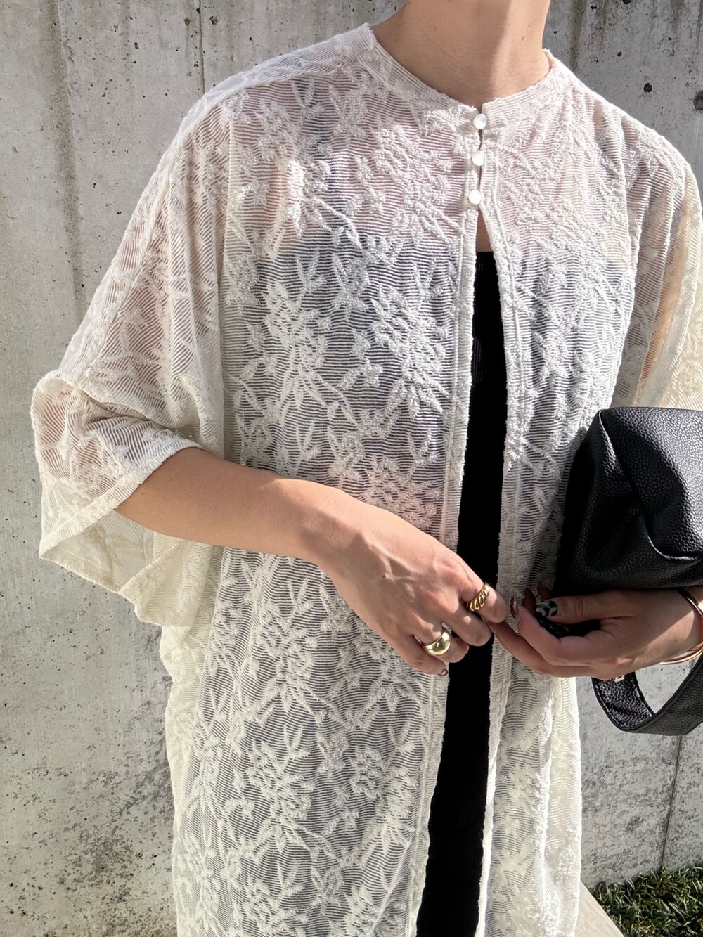 ホワイト系のシャツ/ブラウス、ブラック系のワンピース、ブラック系のサンダルを着用したレディースの夏コーディネートの5枚目の写真