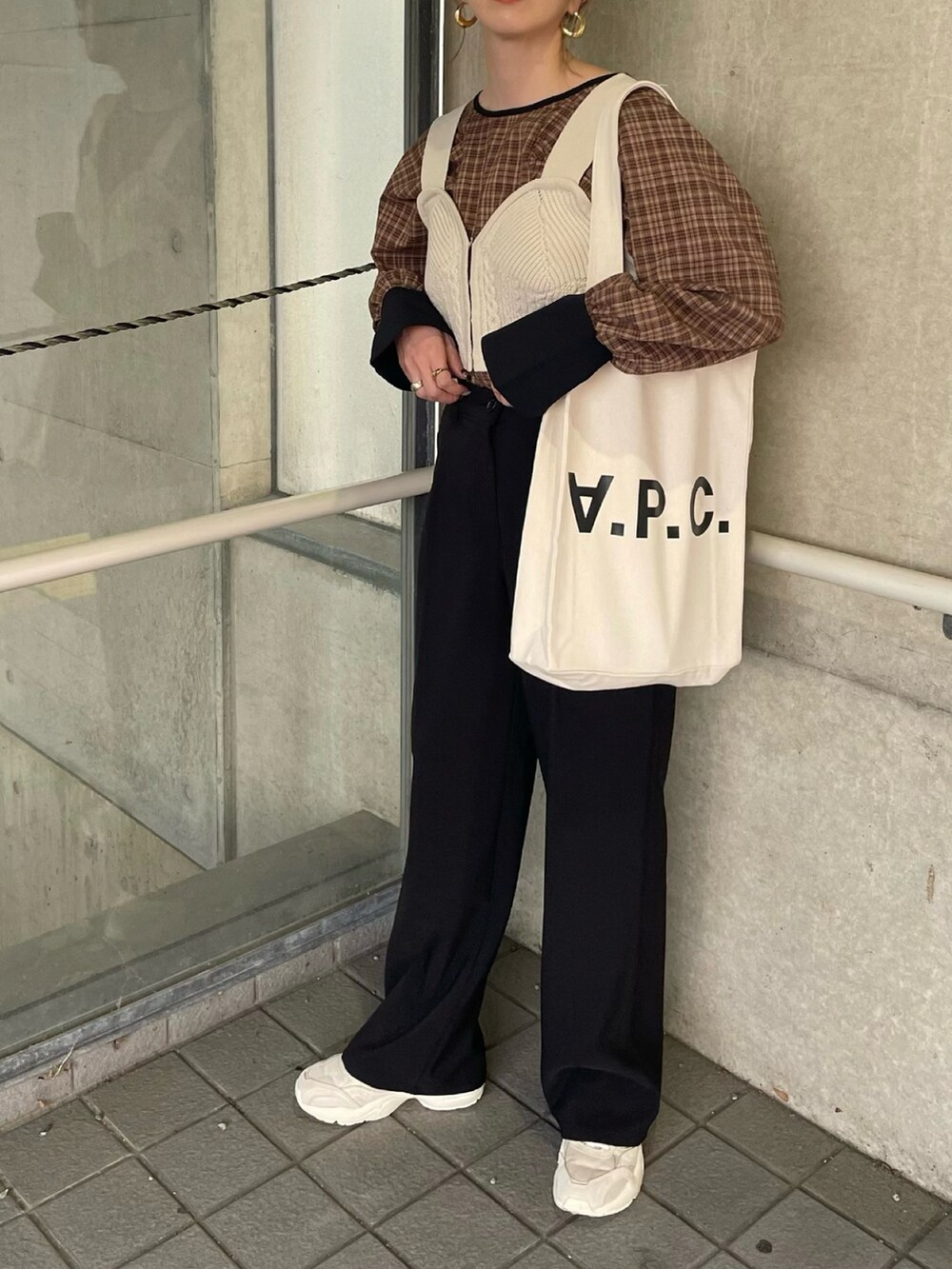 ホワイト系のその他トップス、ベージュ系のシャツ/ブラウス、ブラック系のその他パンツを着用したレディースの秋コーディネートの3枚目の写真