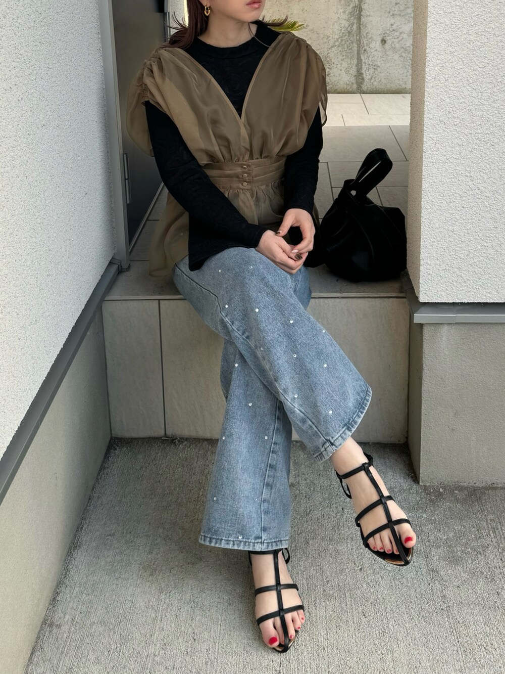 ブラック系のTシャツ/カットソー、ベージュ系のTシャツ/カットソー、ブラック系のサンダルを着用したレディースの春コーディネートの2枚目の写真