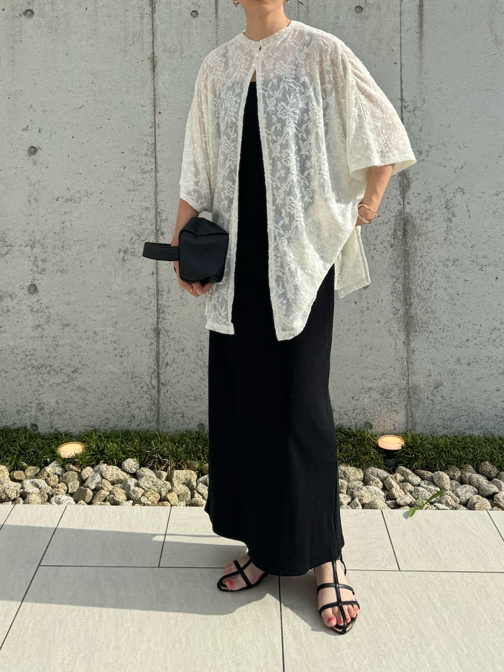 ホワイト系のシャツ/ブラウス、ブラック系のワンピース、ブラック系のサンダルを着用したレディースの夏コーディネートの3枚目の写真